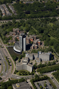 802497 Luchtfoto van het Provinciehuis (Pythagoraslaan 101) te Utrecht, uit het oosten; op de voorgrond de ...